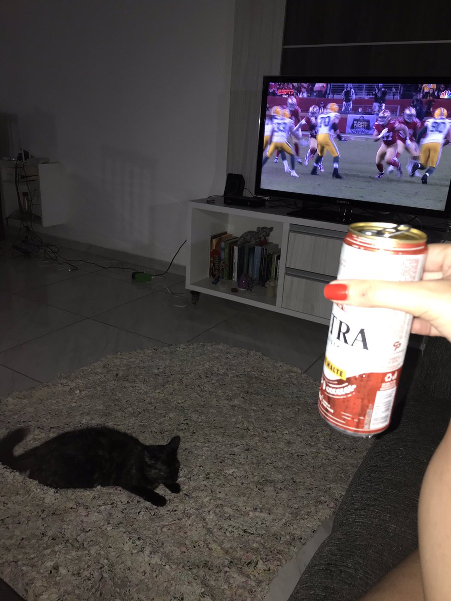 tenazp's tweet photo. Eu de olho no jogo e Amália de olho na minha cervejinha. #GoPackGo #NFLnaESPN #EuAcredito https://t.co/SMAYNm3dLG
