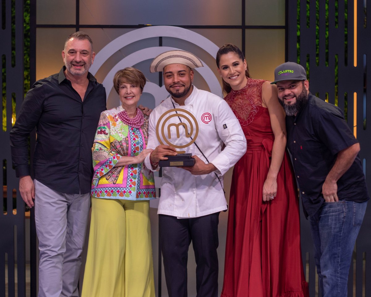 masterchefpma's tweet photo. @mchef_hector logró convertirse en el primer MasterChef de Panamá.🔥 

#masterchef #masterchefpma #masterchefpanamá https://t.co/EHSDvOXct1