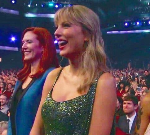 BADHOPELESS's tweet image. taylor looking at billie / billie looking at taylor im soft