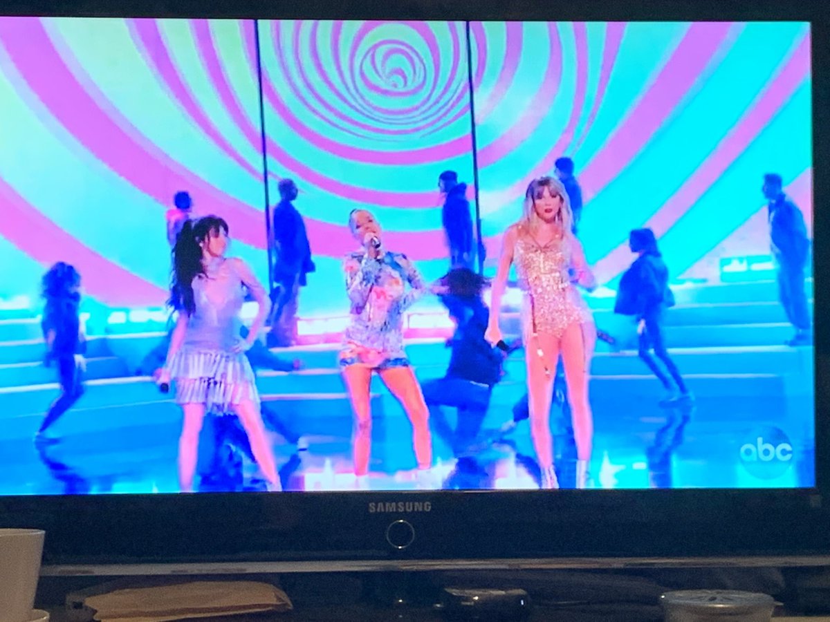 raystwinkletoes's tweet photo. Favorite moments of tonight😍 #AMAs #AMAs2019 #AMAsWithUs #AMAslive https://t.co/d829rj6bRk