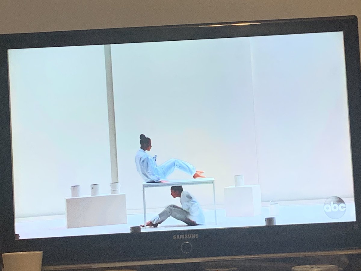 raystwinkletoes's tweet photo. Favorite moments of tonight😍 #AMAs #AMAs2019 #AMAsWithUs #AMAslive https://t.co/d829rj6bRk