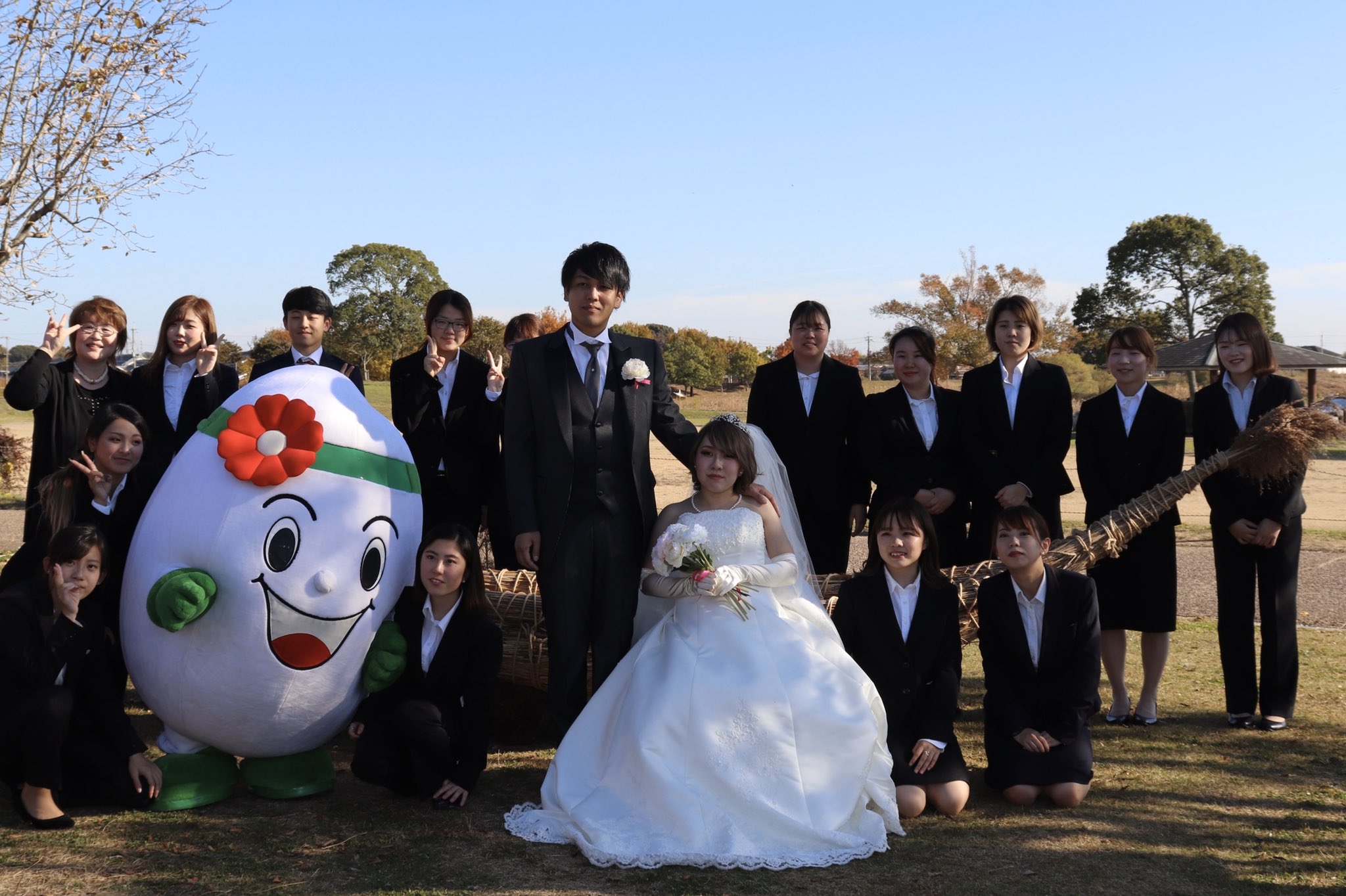 兵庫大学 兵庫大学短期大学部 稲美町と本学との管学連携事業の1つ いなみ De Wedding が開催されました 現代ビジネス学科の学生と石川教授が結婚式をプロデュース さわやかな秋晴れの下 笑顔溢れる挙式となりました 兵庫大学 現代ビジネス