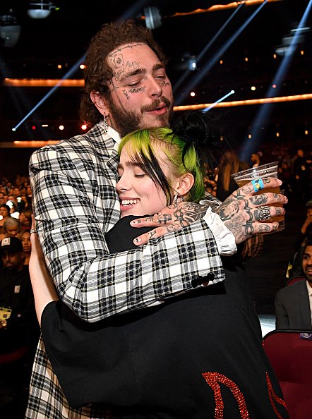 Studio92's tweet photo. Y fuera de cámaras, una nueva amistad ha nacido @billieeilish y @PostMalone
#AMAs2019 #AMAsStudio92 https://t.co/TMi0dwr6kX