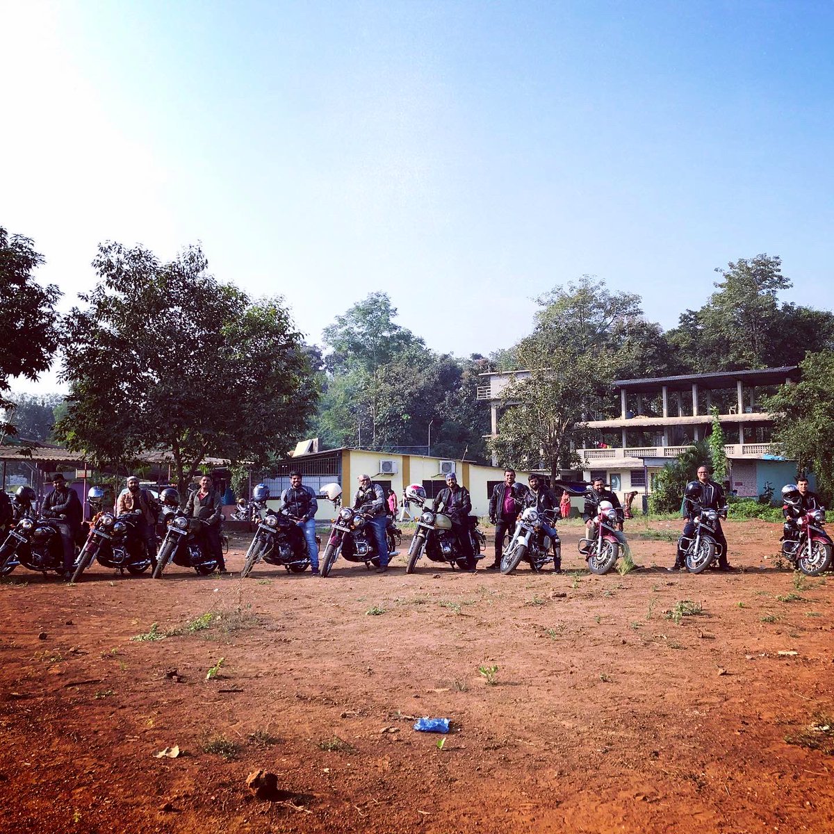 Jawa_Riders's tweet photo. A dozen Jawas zoom off to Shivneri Fort and back, through the gorgeousness of Malshej Ghat! Immensely satisfying! @jawamotorcycles @reach_anupam @ashishkjoshi @BRustomjee @UrvashiPatole #ForeverJawa #jawamotorcycles #jawa #kommunity #oneyearofjawa #jawalife https://t.co/pToU9d4zmg