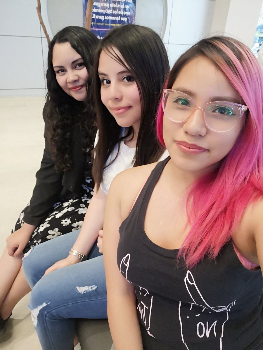 ZulyYT's tweet photo. Hoy estuvimos casi todo el team gritones y fui feliz!! Gracias @CrazyErzy @MiaZaff1 por no guamasearme por llegar 3 horas tarde jajajaja 😂😂 fue hermoso conocerlas! 😍 https://t.co/FLhwIplXBr