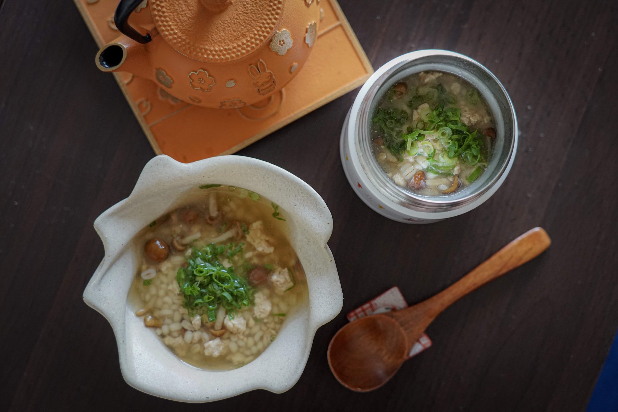 矢島 愛子 Teaist 有賀薫さんのスープジャー弁当のレシピ本から なめこと鶏ひき肉のほうじ茶リゾット スープの水を全量ほうじ茶に代えると優しい美味しさ 押し麦に火が通るまで煮て スープジャーに入れない版も作りました 笑 矢島 愛子 Teaist 有賀薫さんのスープジャー弁当のレシピ本から なめこと鶏ひき肉のほうじ茶リゾット スープの水を全量ほうじ茶に代えると優しい美味しさ 押し麦に火が通るまで煮て スープジャーに入れない版も作りました 笑