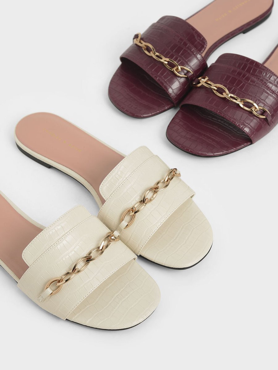 Jayaconceptng's tweet photo. Charles &amp; Keith 
Cro-effect Chain Link Slide Sandals
N25,000
Free delivery to your door 
Premium Package 
#jayaconceptstore https://t.co/XFFZYbcj83