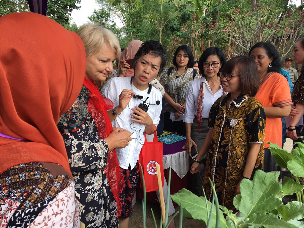 AusAmbGender's tweet photo. The Australia Indonesia Partnership for Gender Equality and Womenโs Empowerment @ProgramMAMPU @DubesAustralia works with civil society orgs like these incredible women and men in Gresik, East Java to end child marriage and support womenโs leadership #16DaysOfActivism # https://t.co/sCHq6IRwRf
