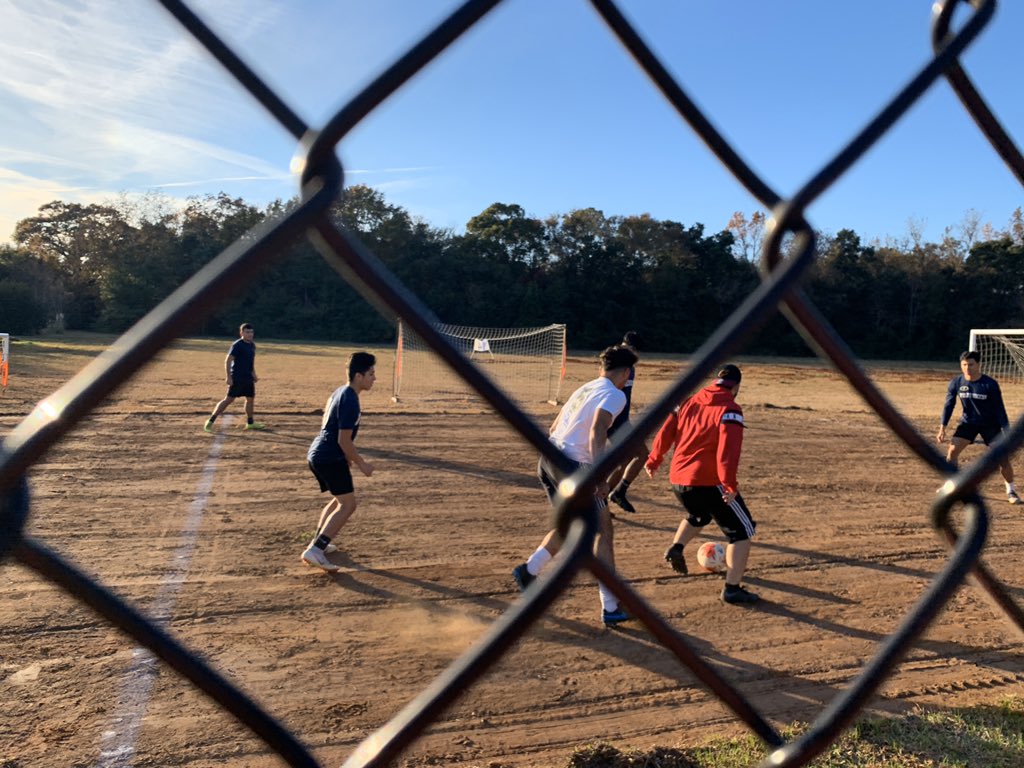 Potra.. jugando en nuestra cancha de tierra. 😍