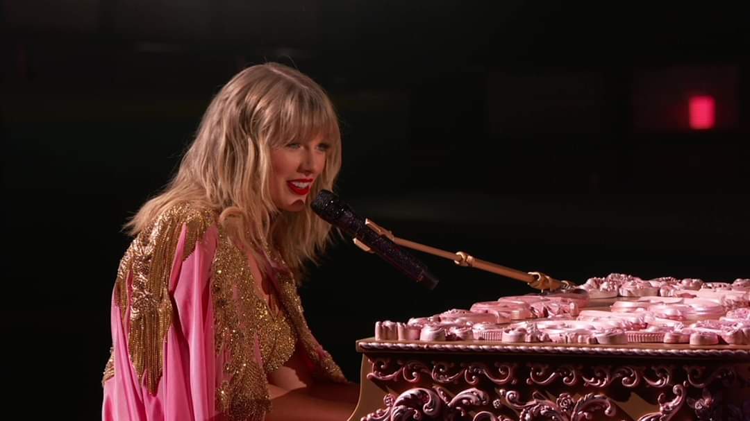 Gris_Iba's tweet image. En este perfil amamos, apoyamos y defendemos a muerte a la Artista de la década! 😍 👏🏻  😭

@taylorswift13 #TaylorSwiftAMAs