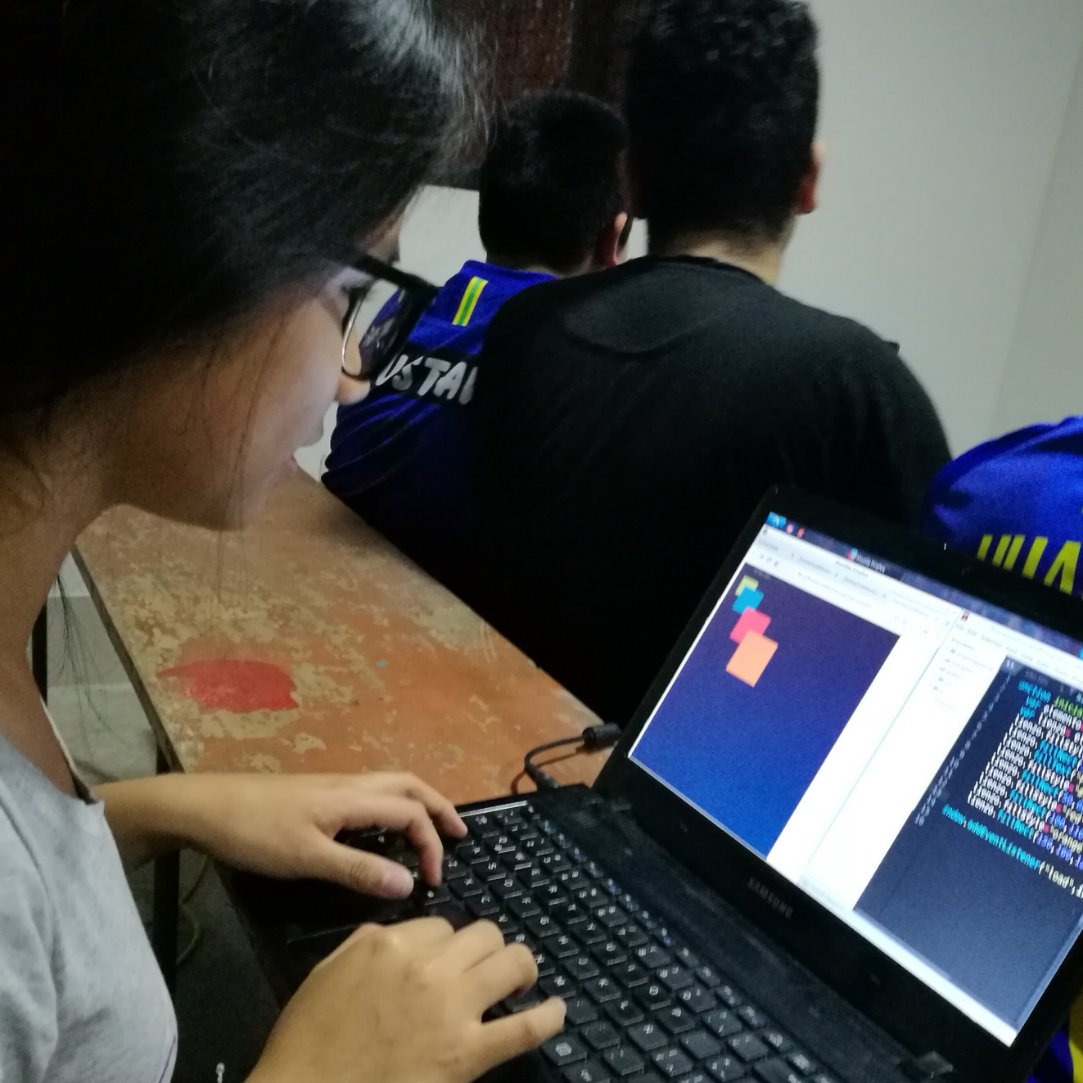 CodeHuntersLab's tweet image. Los integrantes de la #GeneraciónCHL 9 de CodeHunters Lab, en #Carabayllo, aprendieron a dibujar y animar formas con canvas y #JavaScript 🎨🤖⚡
Es emocionante para los instructores ver el avance que logran estos talentosos muchachos 👩🏻💻👨🏻💻🌎🚀
#Programación #Algoritmos