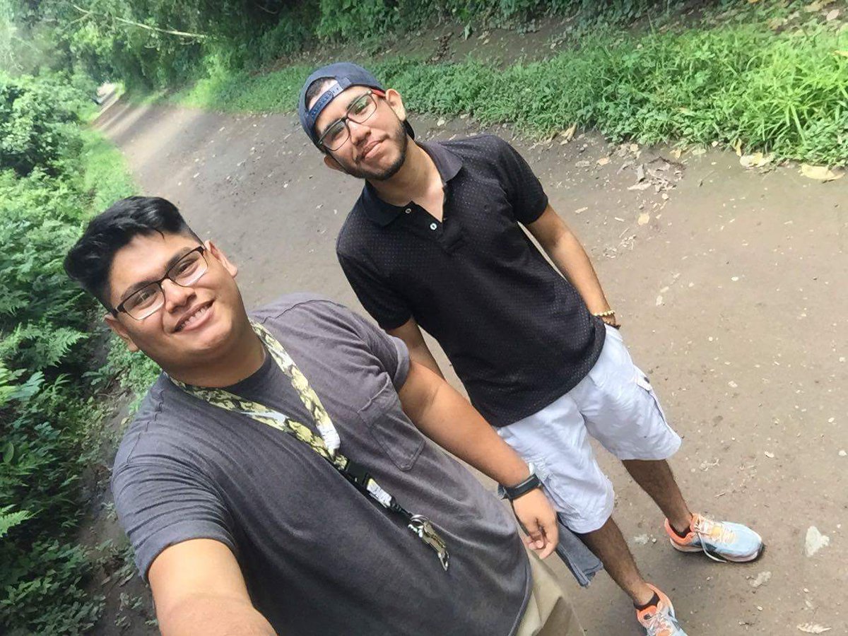 _mejia26's tweet photo. Yo solo quería identificar quien putas robaba los panes de mi bolson en el colegio. #friends https://t.co/3dt6j3GZAM