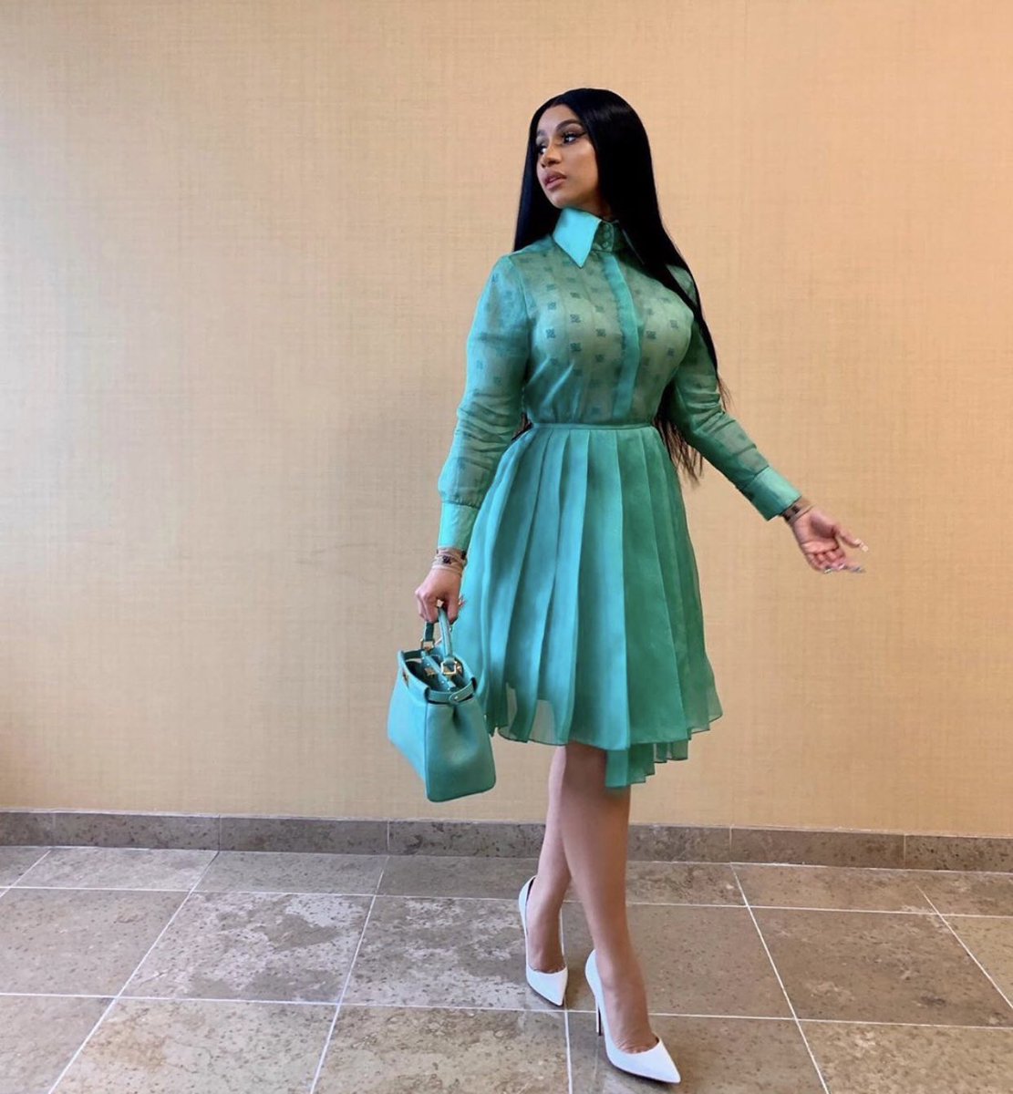 TheCardiCharts's tweet photo. Congrats on your #AMAs "Favorite Rap/Hip-Hop Artist” win, @iamcardib! 💖 https://t.co/jlN4VzQ0mc