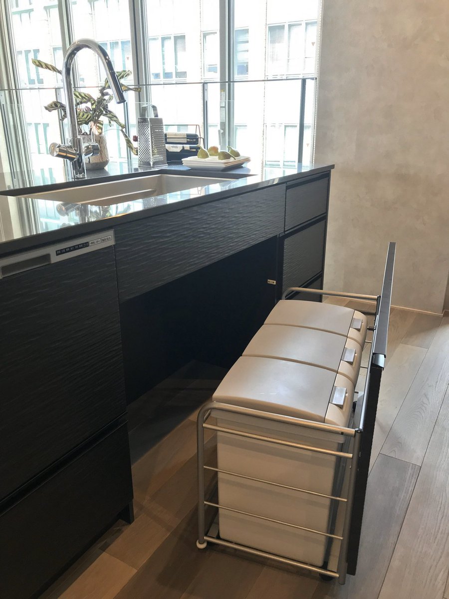 hanssemK's tweet photo. ダーク系シンプルモダンなキッチン。カップボードも一緒に。ブラックのナミナミ柄の扉を使用。ダストボックスにもこだわりが。#ハンセム #キッチン #モダン #シンプル #家づくり #住宅 #注文住宅 #マイホーム計画 #マンション   #新築 #戸建 #家具 #デザイナーズ #住宅 #ダストボックス #食器棚 https://t.co/dqqQmrfqA7