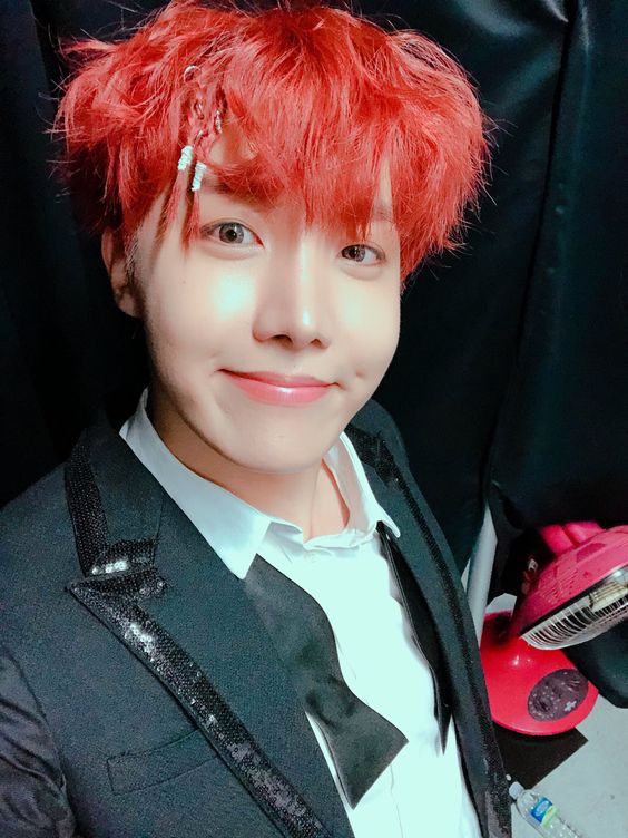 Hope25621979's tweet photo. @BTS_twt Пожалуйста, можешь покрасить волосы в оранжевый? https://t.co/YvLERdd8Ae