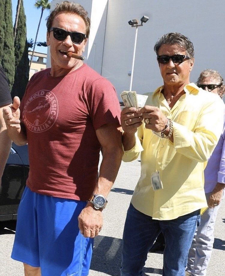 シュワちゃん・スタローンの2ショットもすごいけどｗ周りの情報量の多さにびっくりｗｗｗ