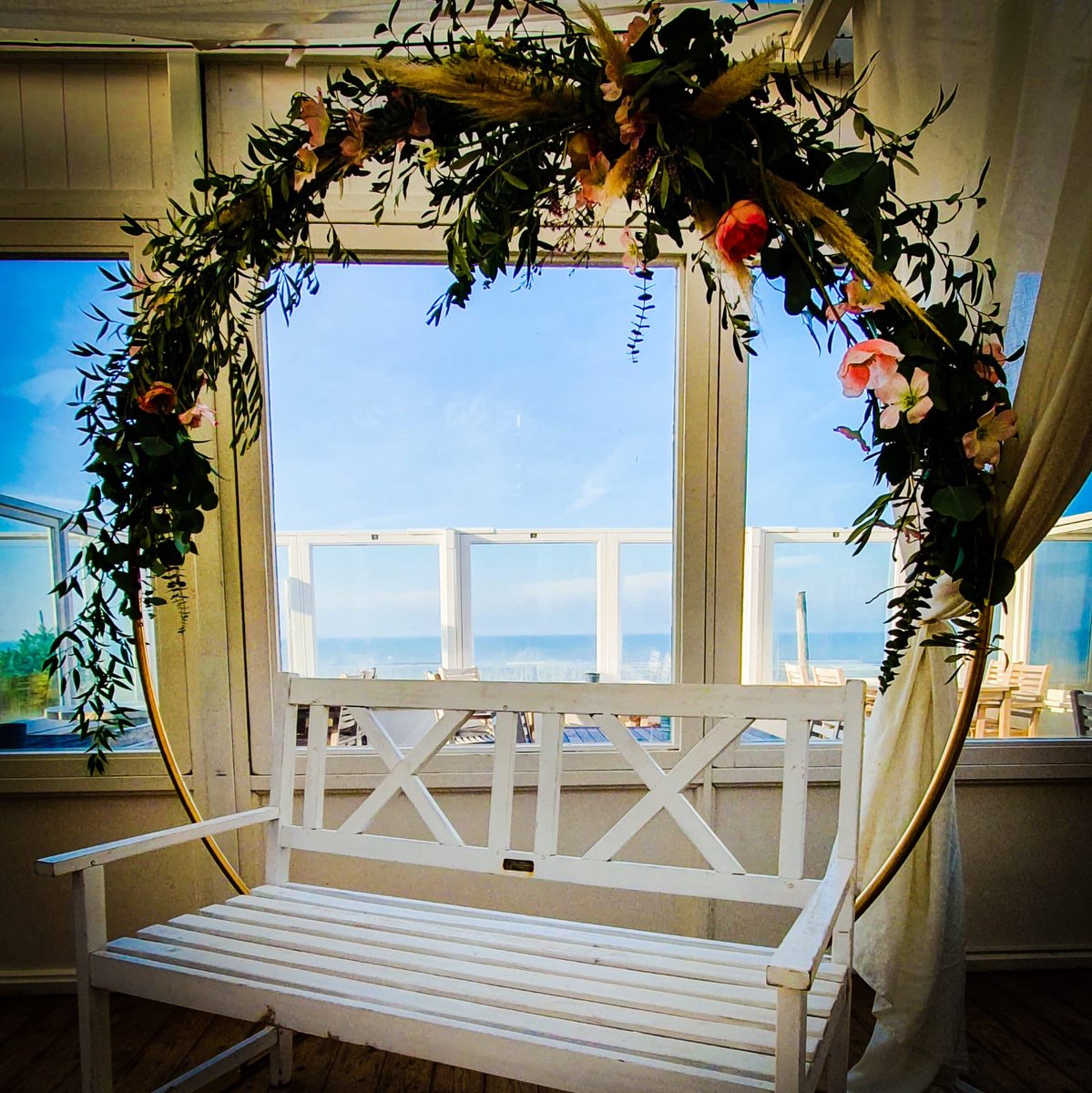 Thessa072's tweet photo. 🌿IT’S A WRAP! | Wat was het leuk!!! Lieve bruidsparen-to-be, Bedankt voor jullie bezoek aan de Open Trouwlocatieroute bij Strandpaviljoen Deining. We hebgenoten van jullie lovestory’s en gaan aan de slag met jullie plan &amp; stylingwensen. Team NJOY@DEINING! Foto: Bram Heimens https://t.co/YlQqvN4pv1