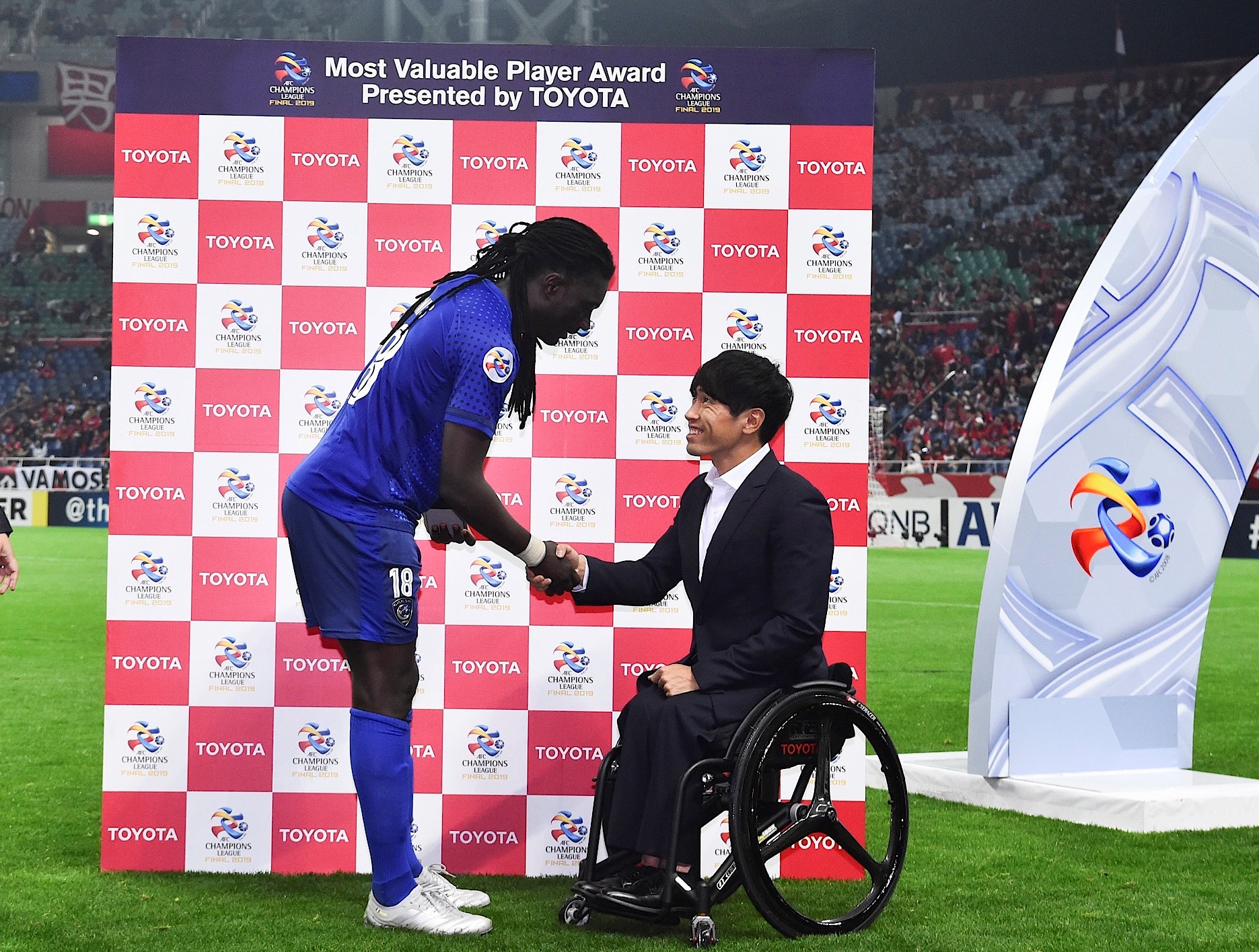 トヨタ自動車株式会社 サウジアラビア リーグ アルヒラル 優勝おめでとうございます Mvpに選ばれたバフェティンビ ゴミス 選手へは 鈴木朋樹 選手 トヨタのパラ陸上アスリート からアワードが授与されました 競技は違えどトップレベルの