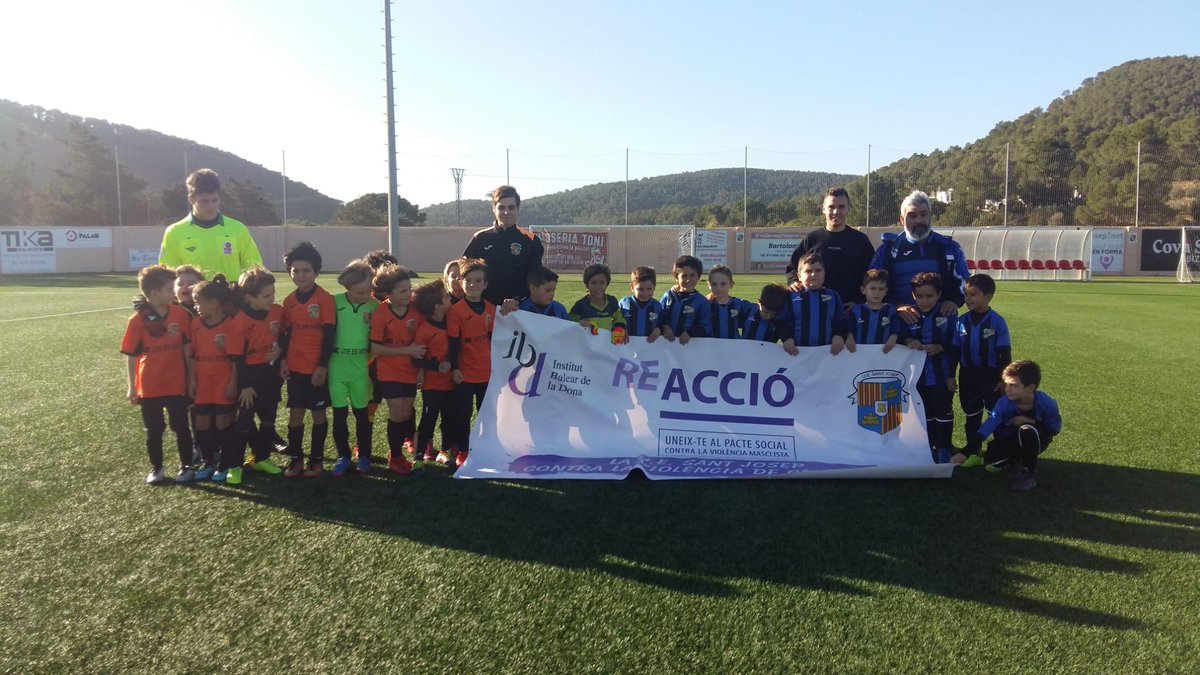UESantJosep's tweet photo. La UE Sant Josep ens hem unit al pacte social contra la violència de gènere de @IB_Dona del Gov. Balear. Tots els caps de setmana fins a Nadal feim foto conjunta amb els nostres equips i els visitants. #reaccionem https://t.co/BM2pP6DPRp