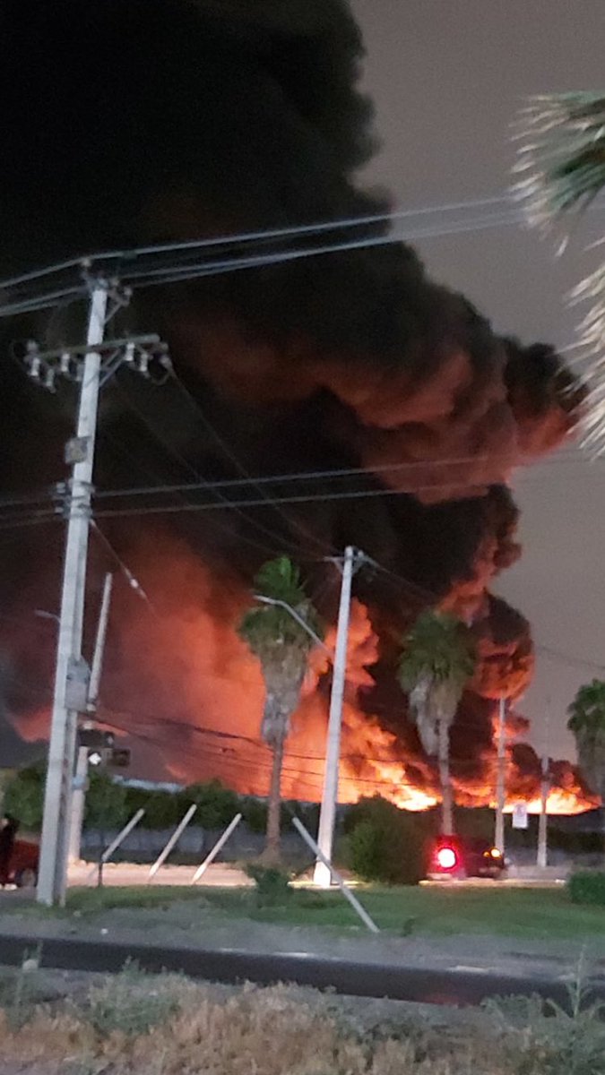 JockerSalfa's tweet photo. @biobio gran incendió en el sector de Vallegrande límite lampa con Quilicura muchas explosiones https://t.co/RyIaISezVn
