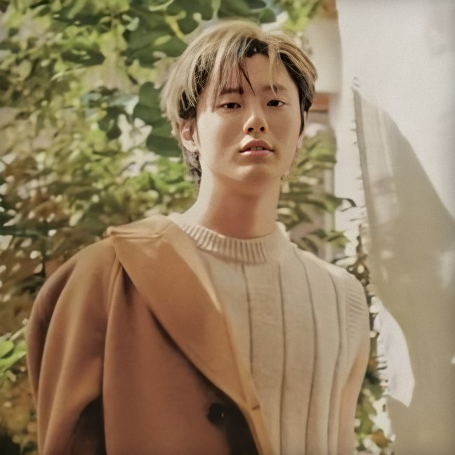 แบบชัดๆคือ ฆ่าชั้นให้ตายเสียเลยดีกว่า sexy lip โชว์ฟันนิดๆ แบบธรรมชาติ  แล้วหุ่นคือบึกบั่กมาก กล้ามอกแน่น ตัวหนา เซตผมขึ้นคือ โชซึงยอนนายมันฆาตก๊ร