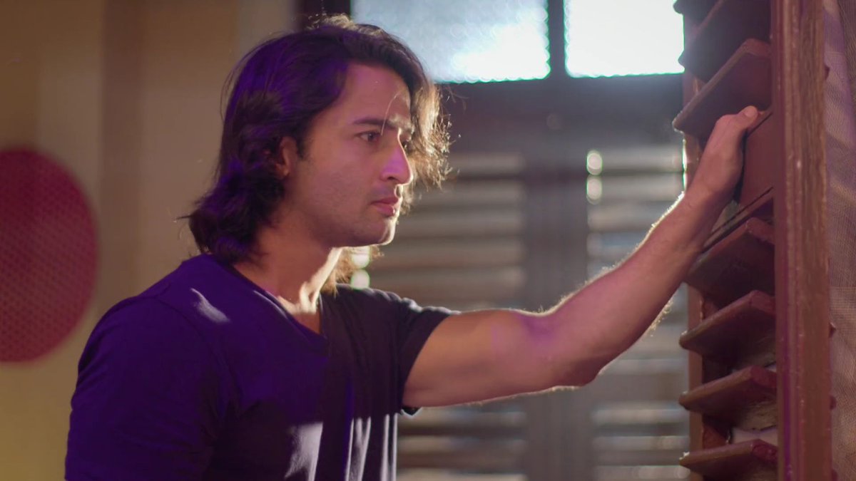3. Main Kamzor HoonSabko Lagta Hain Mujhe Kisi Cheez Ka Bura Nhi Lag Sakta.Time to time he mentioned how he hav to deal wit emotional stress, and that he isnt strong enough to cope up when it bcms too much. Few dared to know the real Abir #YehRishteyHainPyaarKe  #ShaheerSheikh