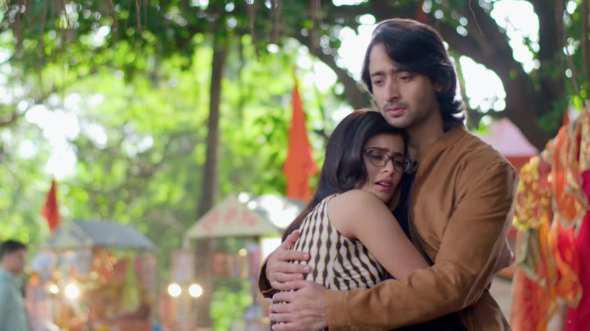 6. Tum Kahin Chali Jati Ho Toh Main Lost Feel Karne Lagta HoonHe feels vacant without her, yet it was just a day without calling her on the phone but he was frantic, all tho he was pissed with his behaviour for hurting Meenu. The DILEMMA.  #YehRishteyHainPyaarKe  #ShaheerSheikh