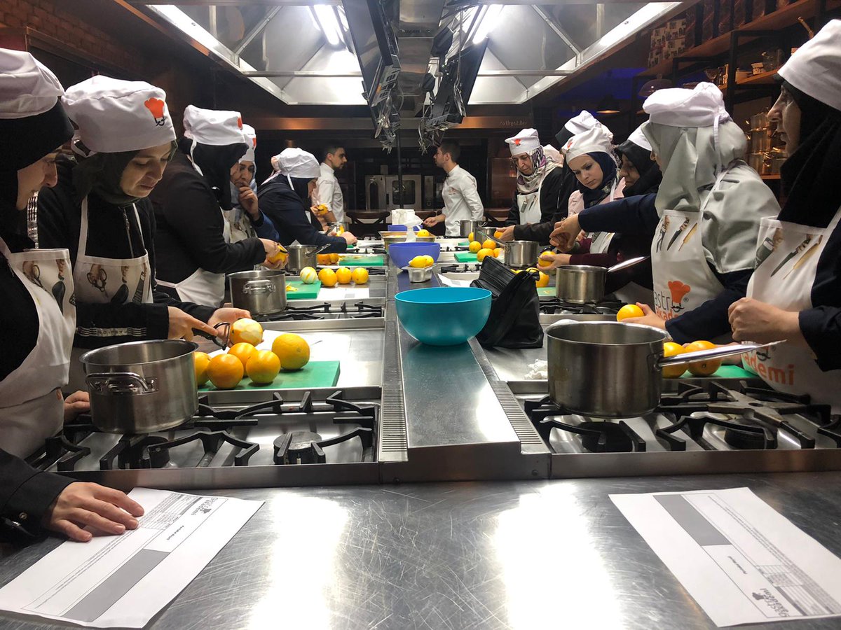 Bursa Toplum Merkezimiz, Sosyal Uyum Programı kapsamında, 3 haftalık reçel  atölyesinin ilkini gerçekleştirdi. İlk haftada katılımcılar ile Akdeniz mutfağına ait portakal reçeli yaptık ve reçelleri katılımcılarımıza hediye ettik. 🍊
#BirDokunuşBinHayat