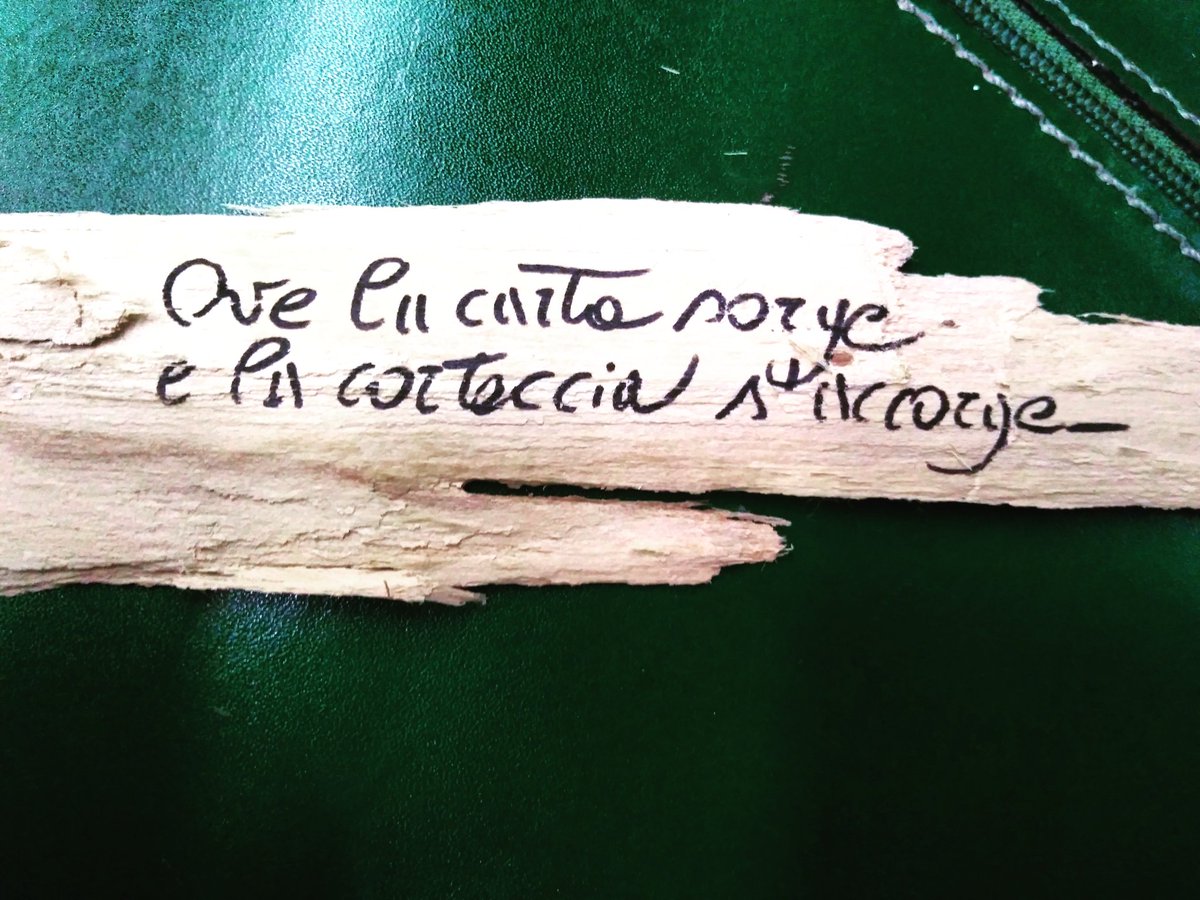 maxponte24's tweet photo. "Ove la carta sorge / e la corteccia s'accorge" Max Ponte. Una serie di poesie scritta su corteccia di legna da ardere. Anche in viaggio nella borsa verde. Buongiorno!
#art #poetry #maxponte #idee #poetrycommunity #poesia #poetweet https://t.co/PipAGZrhV1