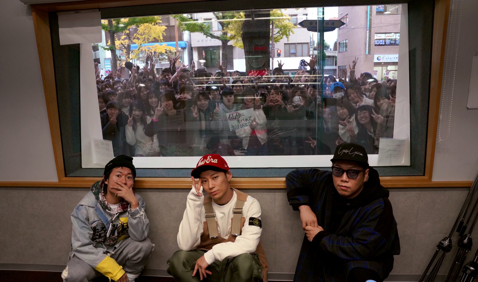 Uverworld Staff Date Fmサテライトスタジオ沢山の方に来ていただきありがとうございました またこのあと18時頃ここにお邪魔します ウーバーワールド ウーバー Uverworld Uver Unser きゃんぺん T Co Nsu4gf723d Twitter