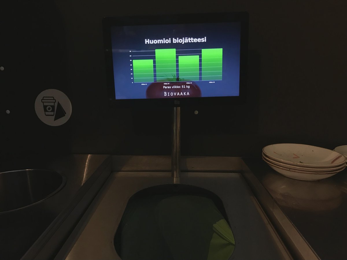 Yksi mainioista oivalluksista <a href="/Heurekafi/">Heureka</a>’ssä: ravintolan biojätteet punnitseva vaaka, suomalaisen <a href="/Biovaaka/">Biovaaka Oy</a>-startupin keksintö. Hyvä muistutus tarjottimen palauttajalle. Samalla vaakaa käyttävä ravintola, koulu tms. voi seurata hävikkiä ja pitää vaikka tavoitekisan. #ruokahävikki