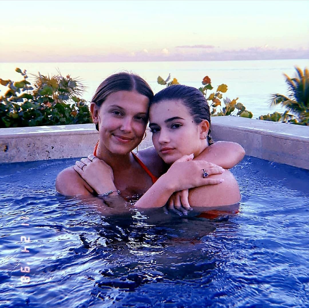 StrangerWorldT's tweet photo. Millie Bobby Brown junto a Alexis Jade 📸❤️ https://t.co/F4kAU8xzak