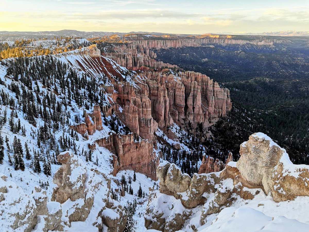 Eckart_S's tweet photo. Some days a pullover is required for relaxing... second impressive canyon and first snow. Maybe #AU2020 should be held a bit earlier? #Bryce #RainbowPoint #Cold #NoBIM https://t.co/cgqoWgI3sc