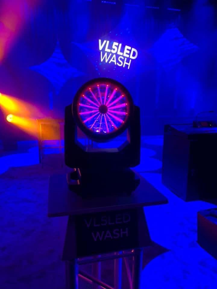 aleschemelle's tweet image. #LDI2019 très dynamique pour #VARILITE avec la présentation de 2 nouveaux projecteurs : #VL5LED &amp;amp; #EVENTPROFIL qui vient grandir la gamme VL800...2020 s’annonce bien...et un award pour le #VL6500