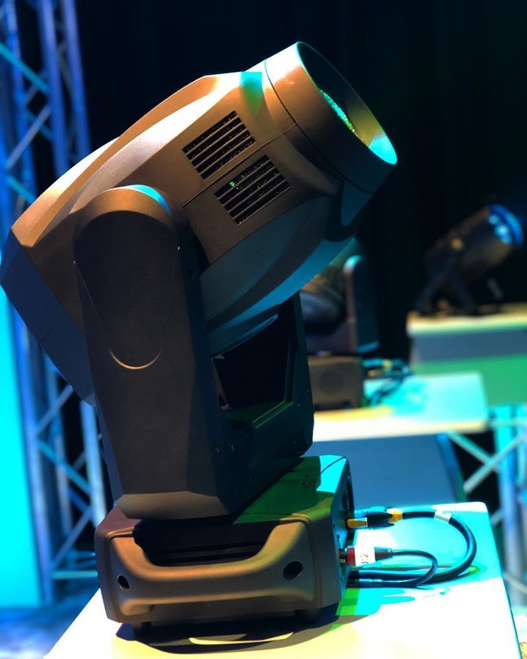 aleschemelle's tweet image. #LDI2019 très dynamique pour #VARILITE avec la présentation de 2 nouveaux projecteurs : #VL5LED &amp;amp; #EVENTPROFIL qui vient grandir la gamme VL800...2020 s’annonce bien...et un award pour le #VL6500