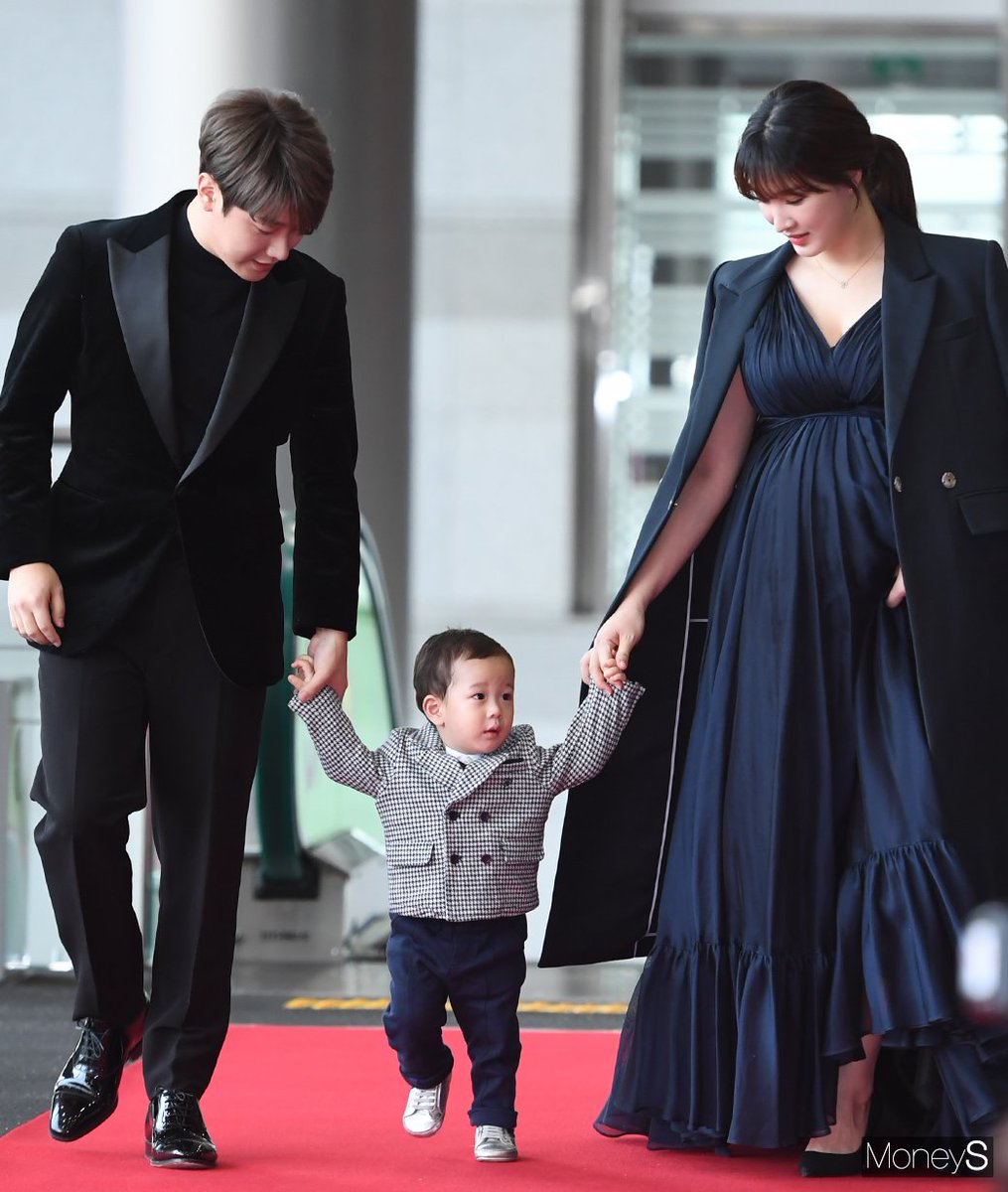 theseoulstory's tweet photo. 📸 FT ISLAND Choi Minhwan, Yulhee, and their son at the red carpet of the 24th Consumer Rights Day Awards today ❤️ https://t.co/1C4jSdYl1N