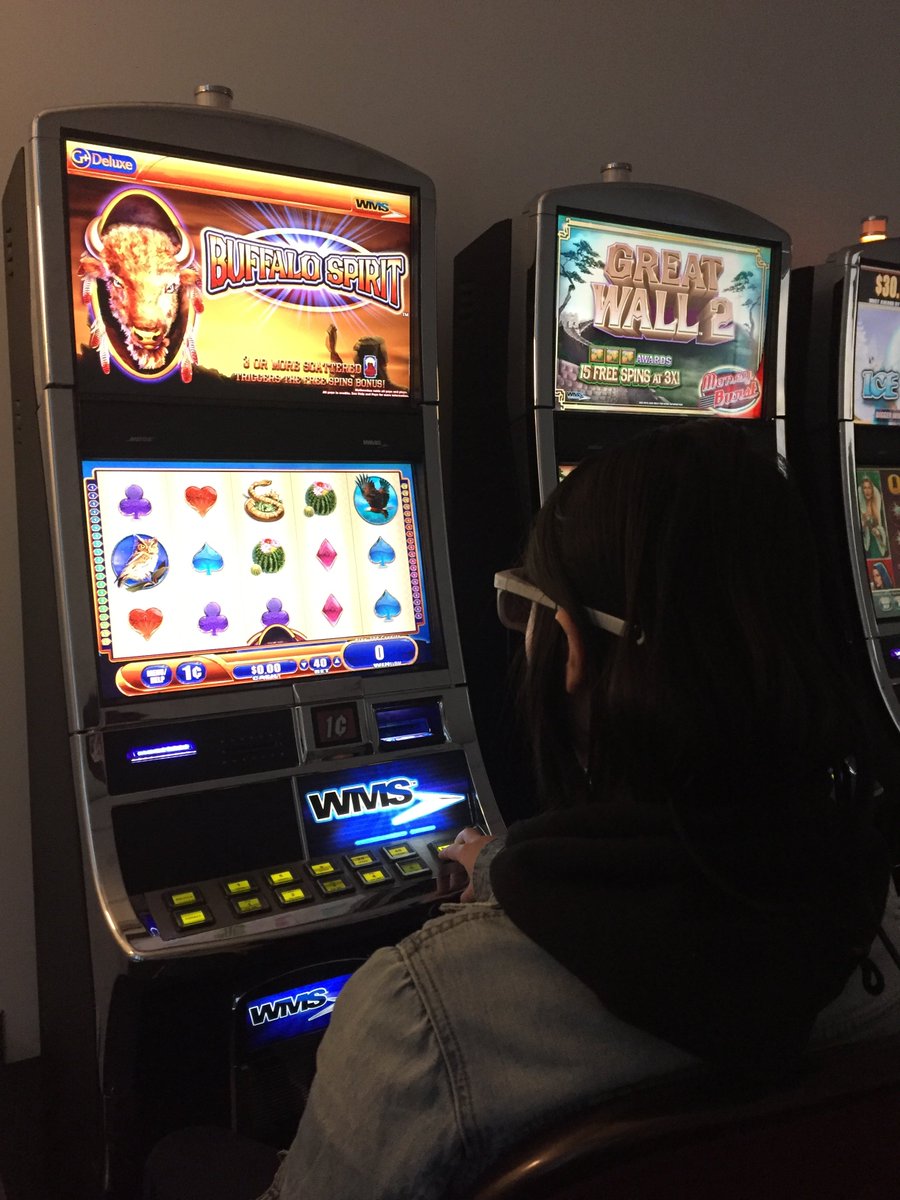 We call the first possibility “Zoning IN”, and the second possibility “Zoning OUT”. To test these accounts, we asked experienced gamblers to play a real slot machine while wearing eye tracking glasses. 4/15