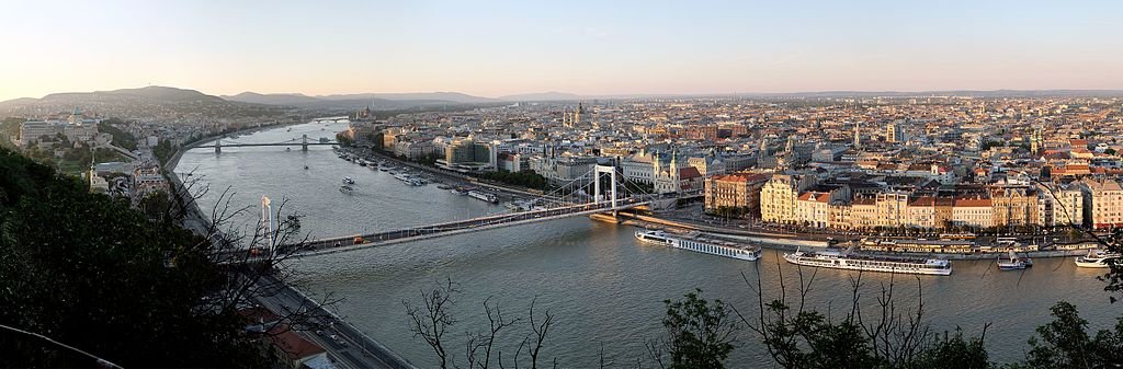 eaa2020budapest's tweet photo. Some Reasons to Visit Budapest 1.

Breath-taking views of the city and the Danube can be appreciated from viewpoints to be found across the city: its skyline features architectural landmarks including the Hungarian Parliament Building and the Chain Bridge. https://t.co/jMfop66F8R