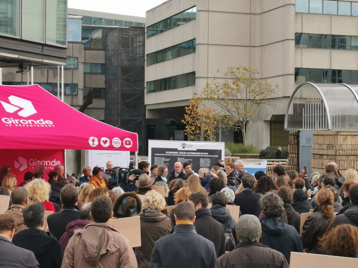 CD33PS's tweet photo. Le Dpt de la @gironde et la Région @NvelleAquitaine rassemblés sur l'esplanade Charles-de-Gaulle à Bordeaux pour rendre hommage aux femmes victimes de #feminicides depuis le début de l'année 2019. https://t.co/Vq88ZqO7J3