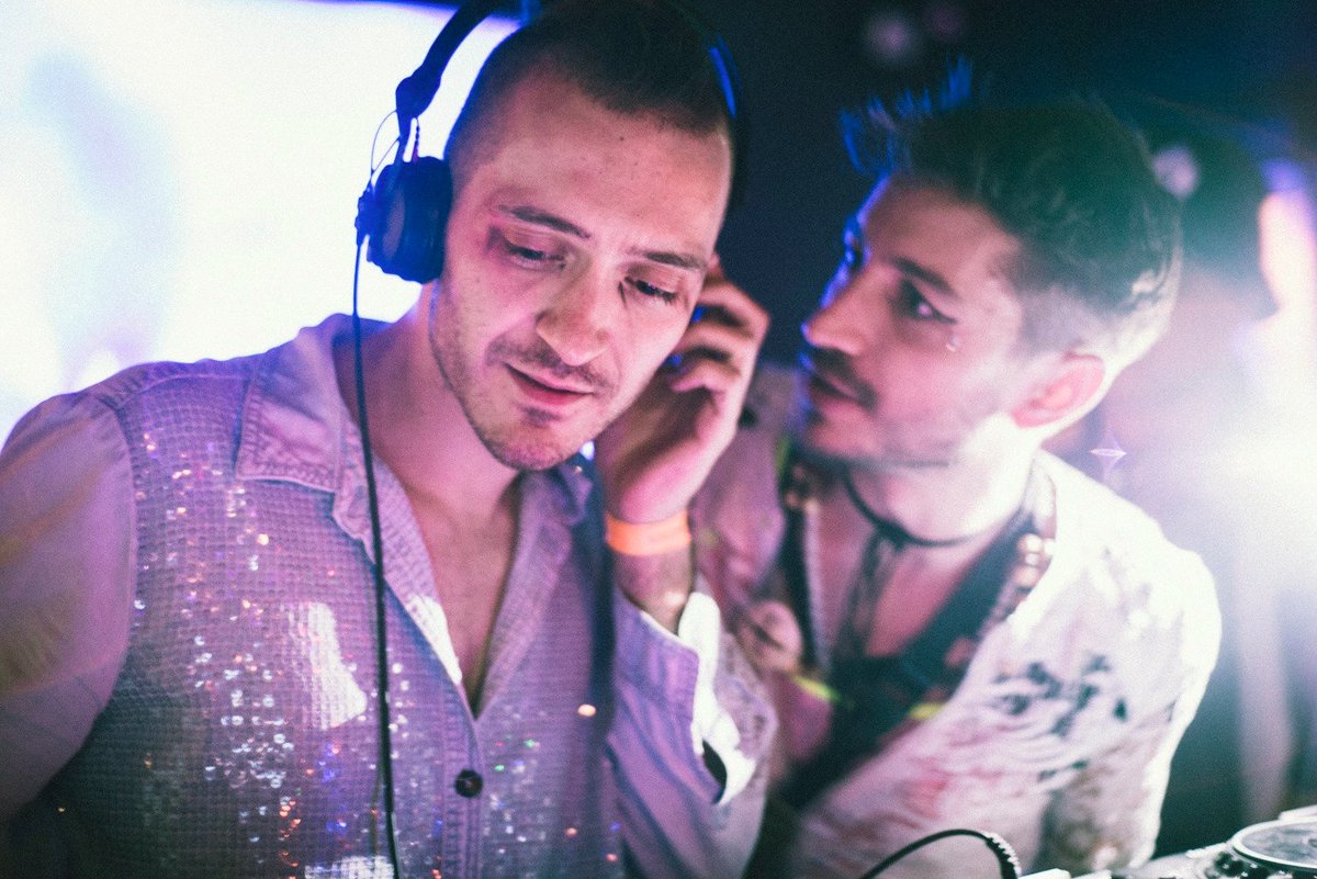 [ TGV MAX TOUR, c'est fini ]

Merci à tous pour cette tournée de feu !! 

Une vidéo live report de tournée est à venir, n'hésitez pas à m'envoyer en mp toute story, vidéo téléphone, VHS ou Hi8.