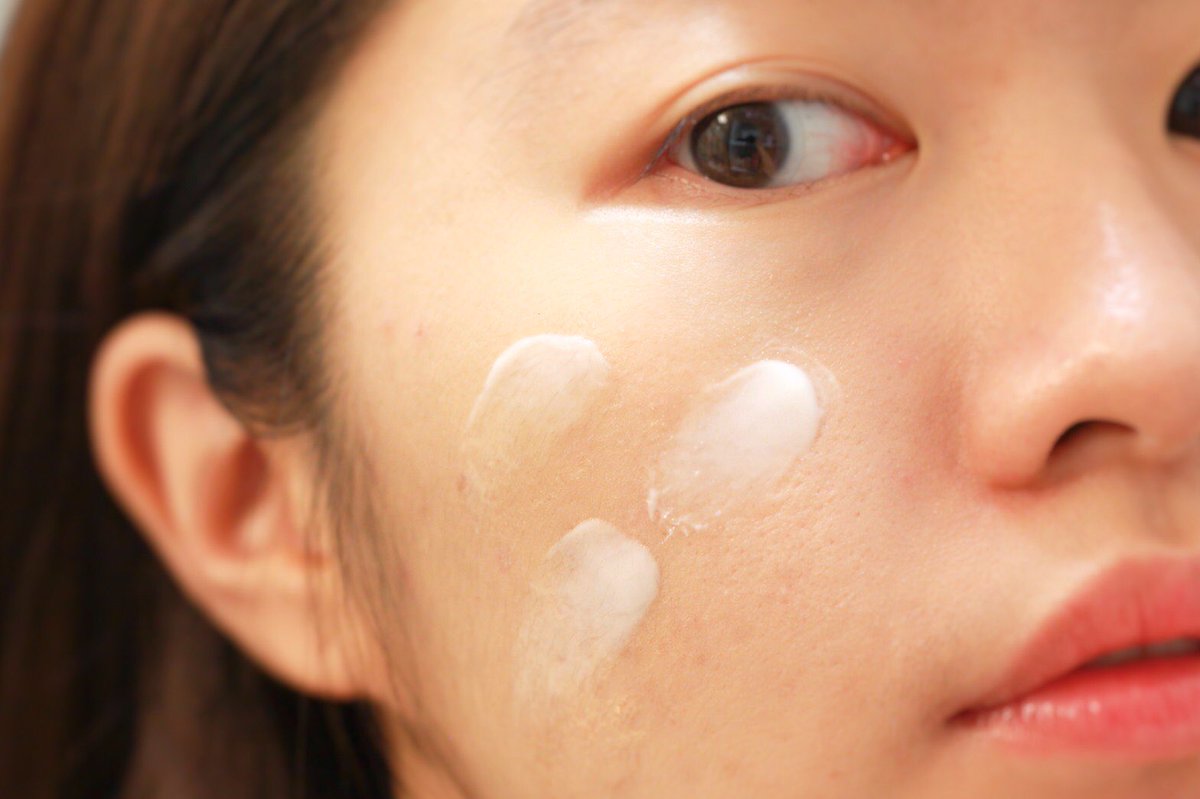 Diarypic_'s tweet photo. เพิ่งได้ลองใช้ #Rojukiss eye for face มาซักพัก เป็นครีมทาตาที่ทาทั่วใบหน้าได้ด้วย คอนเซปดี เนื้อครีมเข้มข้นแต่ซึมง่ายมาก รู้สึกว่ารูขุมขนกระชับขึ้นผิวใสขึ้น ไม่หมองง่าย ตอนนี้มีโปรแลกซื้อ ซองละ 35฿ จาก49฿ 7-11 เลย คุ้มมากๆเลย หมดเขต 3มค ปี��น้าน้า

#รีวิวเซเว่น #ครีมตาทาหน้า https://t.co/QKF3Hl2RYA