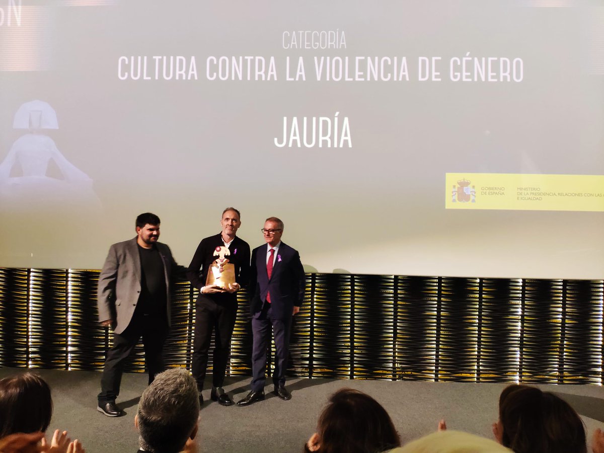 Miguel del Arco y <a href="/Jordi_Casanovas/">Jordi Casanovas</a> recogen el Premio del Ministerio de Igualdad Contra la Violencia de Género en la categoría Cultura otorgado a #Jauría. 
#25N, Día Internacional de la Eliminación de la Violencia Contra la Mujer.  
#NiUnaMenos #ViolenciaMachista
[📷<a href="/minisashas/">Isabel Valdés</a>]