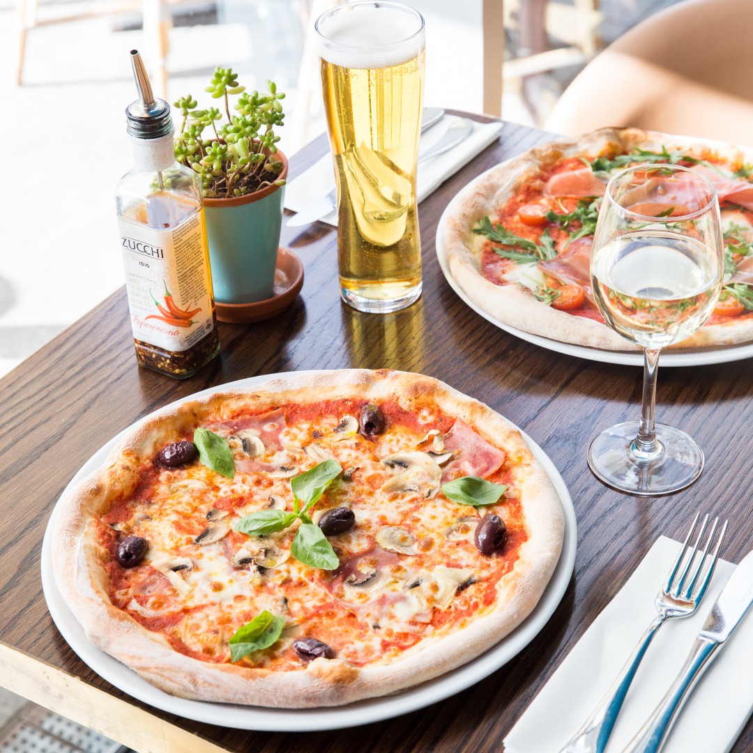 Who's suffering from Monday blues? 
Well we are here to cheer you up! Pop into any of our restaurants today and enjoy any delicious pizza for £5 🍕
•
•
•
#stradadockside #stradariverside #stradasouthbank #pizzatime #pizza #Italiancuisine #pizzapics