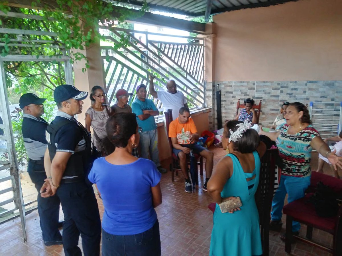 Uniformados de servicio en la #ZPSanMiguelito se reunieron con moradores del sector #2 de Torrijos Carter para tratar temas relacionados a seguridad y afectaciones comunitarias en estos barrios.  #UnidosLoHacemos
