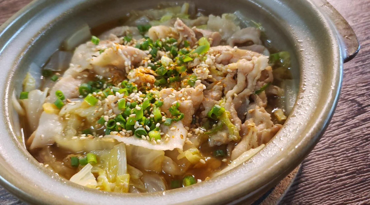 これからの季節におすすめ！インスタントラーメンのスープで作る、水を全く使わない鍋のレシピ！