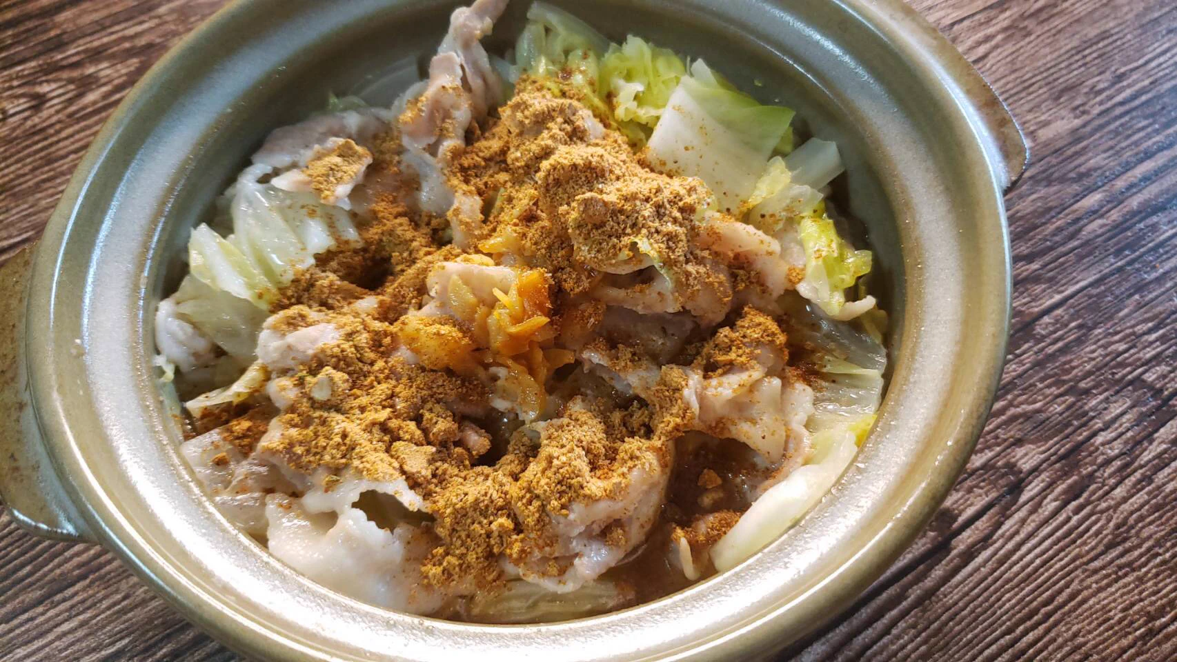 これからの季節におすすめ！インスタントラーメンのスープで作る、水を全く使わない鍋のレシピ！