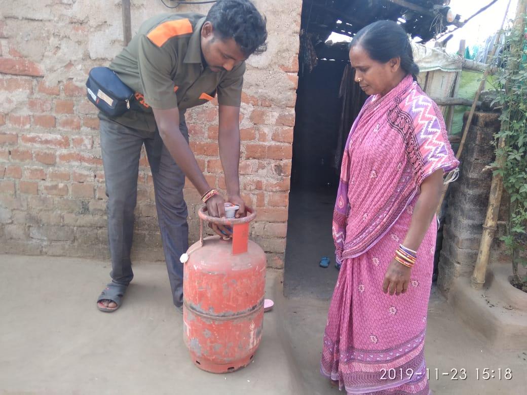 SuperGas17's tweet photo. #IndaneDeliveryAssurance pre Delivery check. Indane Customer by M/s Super Gas. Bhawanipatna Kalahandi @ghoshsubhajit1 @IndianOilcl @tsatishkumar25 @SandeepJaikish4 @skj89346390 https://t.co/o8e2ZaLoqE