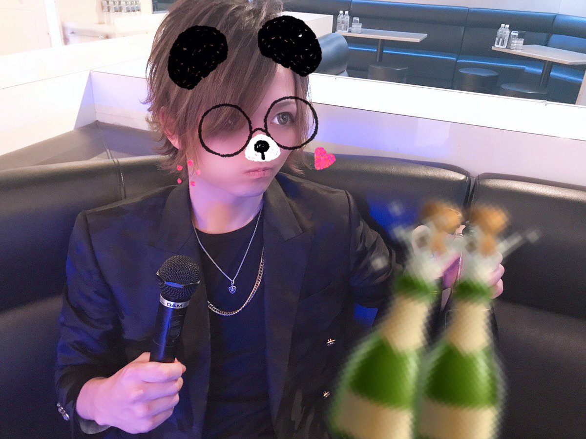 CLUB_BRAVE09's tweet photo. ２０１９.１１.２４

CLUB BRAVE
今日のラスソンは…美影魄夜🎤

ビストロBRAVE今回も
沢山のご来店ありがとうございました!!

この男の勢いが止まりません😅
今日のラスソンダービーを
制するのは誰だ⁉️

#美影
#高級ボトル
#イケメン
#大阪梅田
#キタ
#ホスト
#シャンパン https://t.co/JSTB2pNG0a