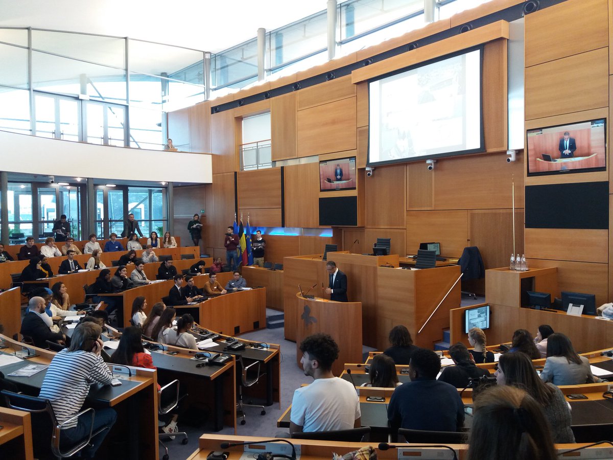 Une centaine de jeunes bruxellois vont débattre de démocratie aujourd'hui au <a href="/parlbruparl/">parlbruparl</a> avec le <a href="/JPJparlement/">Jeugd Parlement Jeunesse - JPJ</a> !