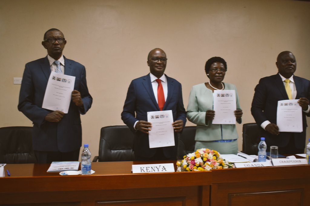 MoWT_Uganda's tweet photo. Regional Transport Minister's resolve to foster marine transport on Lake Victoria by rehabilitating existing ports--#Portbell, #Jinja #Mwanza, #Musoma #Kisumu and developing new ones such as #Bukasa.
@newvisionwire
@JamesMacharia_
@MonicaAzubaNte https://t.co/0gsM1QHlSb